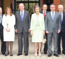 Fotografía de grupo de Sus Majestades los Reyes Don Juan Carlos y Doña Sofía con las autoridades asistentes al acto