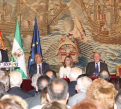 Sus Majestades los Reyes Don Juan Carlos y Doña Sofía durante la presentación del comisario del XXV aniversario de la Exposición Universal de Sevilla 