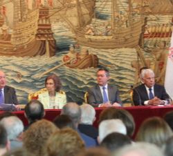 Su Majestad el Rey Don Juan Carlos durante su intervención, junto a Doña Sofía, el alcalde de Sevilla, Juan Espadas y el ex presidente del Gobierno, F