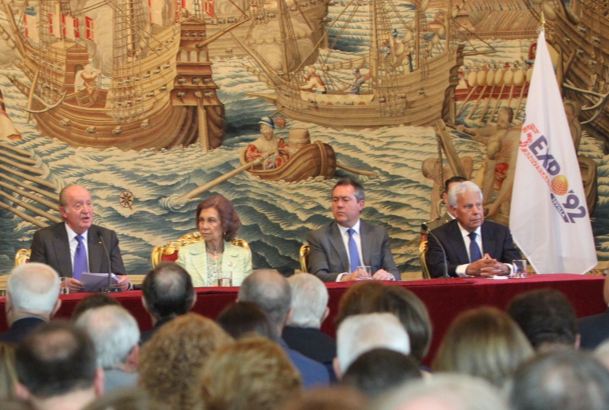 Su Majestad el Rey Don Juan Carlos durante su intervención, junto a Doña Sofía, el alcalde de Sevilla, Juan Espadas y el ex presidente del Gobierno, F