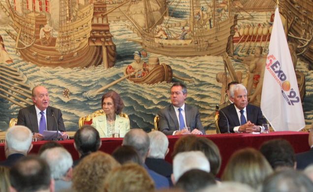 Su Majestad el Rey Don Juan Carlos durante su intervención, junto a Doña Sofía, el alcalde de Sevilla, Juan Espadas y el ex presidente del Gobierno, F