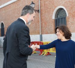 Su Majestad el Rey a su llegada a la Universidad de Alcalá recibe el saludo de la vicepresidenta del Gobierno y ministra de la Presidencia y para las 