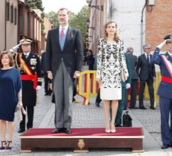 Sus Majestades los Reyes durante la interpretación del Himno Nacional