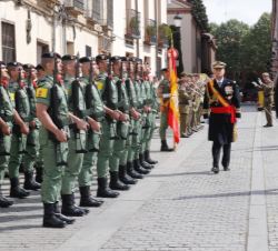 Su Majestad el Rey pasa revista a las tropas a su llegada a la Universidad de Alcalá