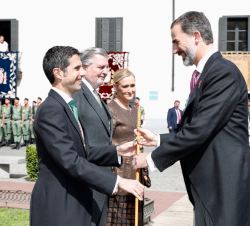 Su Majestad el Rey recibe el bastón de mando de manos del alcalde de Alcalá de Henares