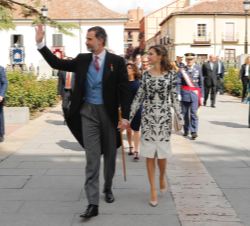 Sus Majestades los Reyes saludan a los vecinos de Alcalá de Henares que se congregaban a su llegada a la Universidad