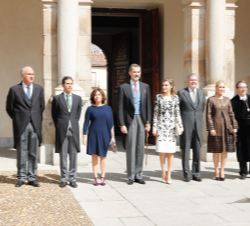 Fotografía de grupo de Sus Majestades los Reyes con las autoridades asistentes al acto