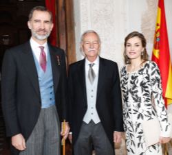 Sus Majestades los Reyes con el galardonado con el Premio de Literatura en Lengua Castellana "Miguel de Cervantes" 2016, Eduardo Mendoza Gar