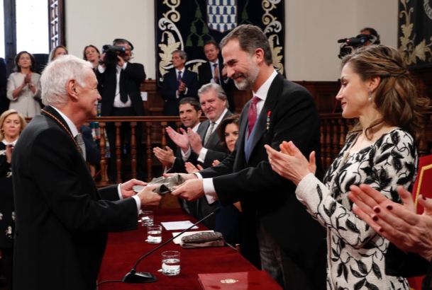 Su Majestad el Rey entrega la escultura del Premio de Literatura en Lengua Castellana 