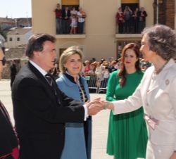 Su Majestad la Reina Doña Sofía recibe el saludo del alcalde de Cuéllar, Jesús García Pastor