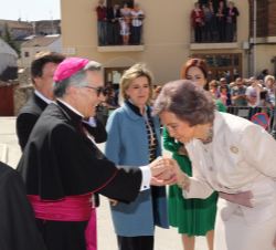 Su Majestad la Reina Doña Sofía recibe el saludo del obispo de Segovia, César Augusto Franco