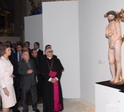 Su Majestad la Reina Doña Sofía y la comitiva, durante su recorrido por la exposición