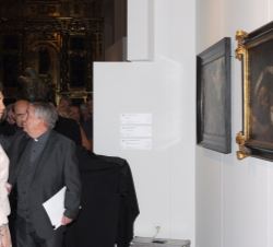 Doña Sofía contempla las pinturas expuestas en la Iglesia de San Andrés