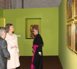 Su Majestad la Reina Doña Sofía observa distintas pinturas expuestas en la Iglesia de San Martín