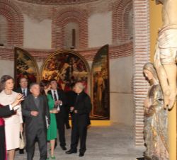 Doña Sofía atiende a las explicaciones del obispo de Segovia