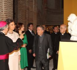 Su Majestad la Reina Doña Sofía observa una escutura expuesta en la Iglesia de San Martín