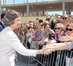 Doña Sofía saluda a los ciudadanos de Cuéllar que acudieron a recibirla