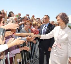 Doña Sofía saluda a los ciudadanos de Cuéllar que acudieron a recibirla