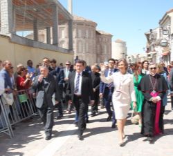Doña Sofía saluda a los ciudadanos de Cuéllar de camino a la Iglesia de San Esteban