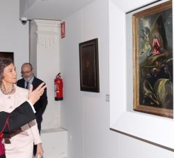 Doña Sofía atiende a las explicaciones del obispo de Segovia sobre una de las pinturas expuestas