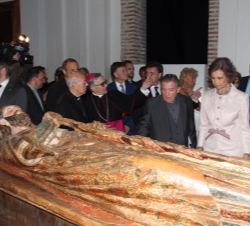 Doña Sofía observa un sarcófago de madera del siglo XIV de la familia Sánchez Rojas