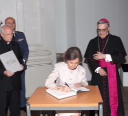 Doña Sofía firma en el libro de honor de la exposición
