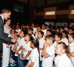 Don Felipe y Doña Letizia a su llegada al Polideportivo de El Batán donde conversan con algunos de los niños