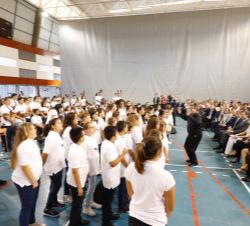 Momento en el que los niños interpretan un breve concierto en el Polideportivo de El Batán