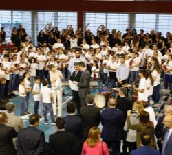 Los niños, miembros de la orquesta, entregan a Sus Majestades los Reyes unos obsequios