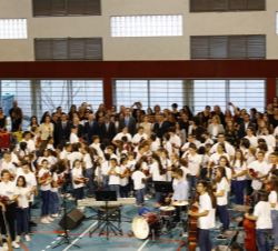 Fotografía de grupo de Sus Majestades los Reyes con la orquesta, el coro y las autoridades asistentes al acto