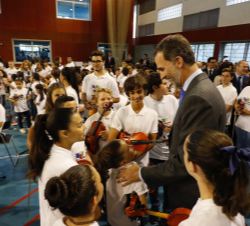 Don Felipe conversa con algunos de los niños durante el acto