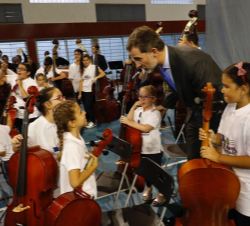 Don Felipe charla con algunas de las niñas tras el concierto ofrecido en el Polideportivo El Batán