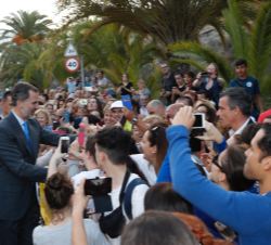 Su Majestad el Rey recibe el saludo de los ciudadanos a su salida del Polideportivo El Batán