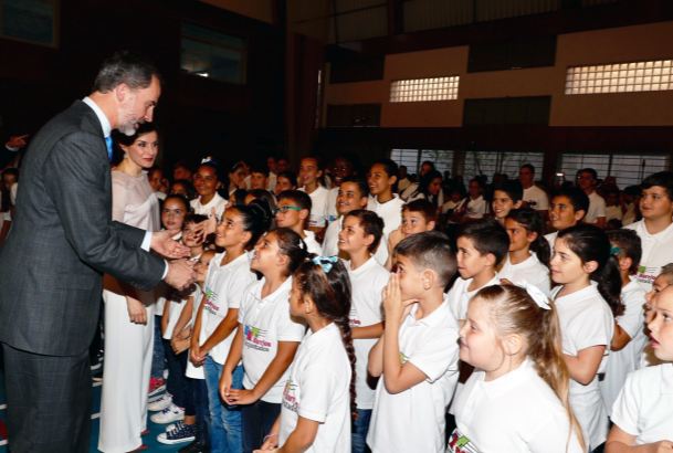 Don Felipe y Doña Letizia a su llegada al Polideportivo de El Batán donde conversan con algunos de los niños