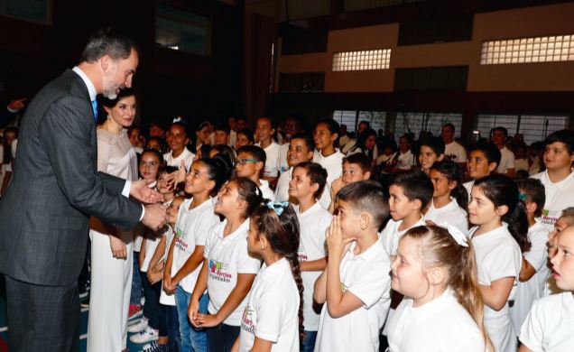Don Felipe y Doña Letizia a su llegada al Polideportivo de El Batán donde conversan con algunos de los niños