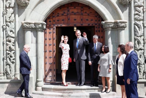 Sus Majestades los Reyes saludan desde la entrada de la Casa de Colón