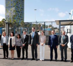 Fotografía de grupo de Sus Majestades los Reyes con las autoridades asistentes al acto del Puerto de La Luz