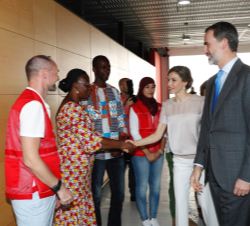 Sus Majestades los Reyes reciben el saludo de colaboradores del Programa Mundial de Alimentos de las Palmas de Gran Canaria y del Centro de Cooperació