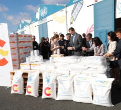 Don Felipe y Doña Letizia durante el recorrido por las instalaciones a las sedes del Programa Mundial de Alimentos de las Palmas de Gran Canaria y del