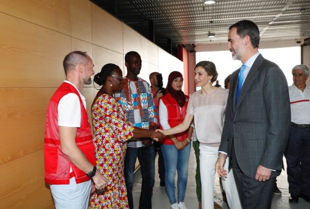 Sus Majestades los Reyes reciben el saludo de colaboradores del Programa Mundial de Alimentos de las Palmas de Gran Canaria y del Centro de Cooperación con África de Cruz Roja Española
