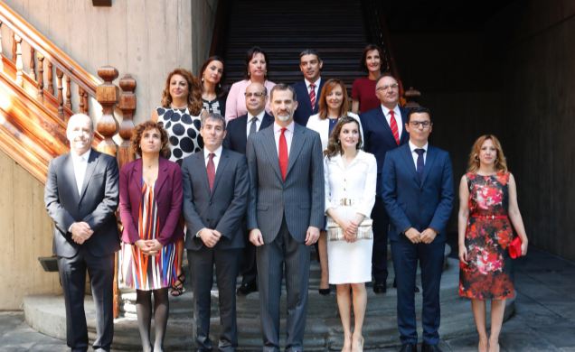 Sus Majestades los Reyes junto a los miembros del Consejo de Gobierno de Canarias en la sede de la Presidencia del Gobierno de Canarias en Santa Cruz 
