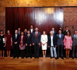 Sus Majestades los Reyes con los responsables de "Canarias, plató de cine"