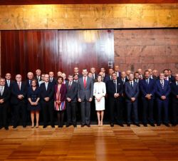Sus Majestades los Reyes con los representantes de las asociaciones empresariales de Canarias