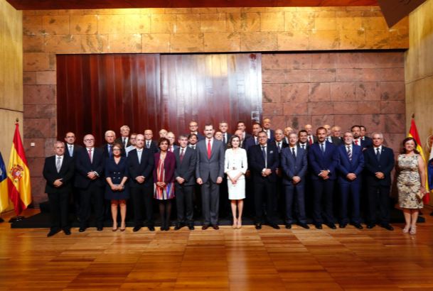 Sus Majestades los Reyes con los representantes de las asociaciones empresariales de Canarias