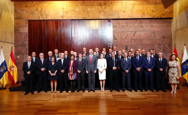 Sus Majestades los Reyes con los representantes de las asociaciones empresariales de Canarias