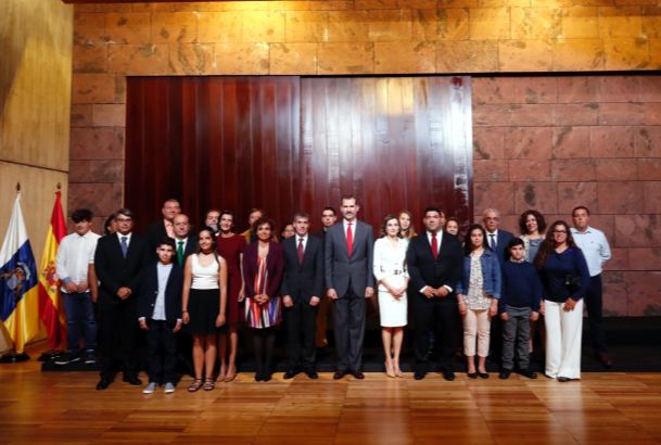 Sus Majestades los Reyes con los representantes de deportes autóctonos de Canarias