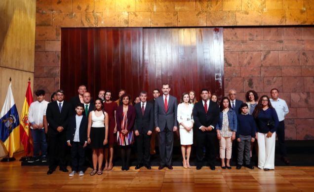 Sus Majestades los Reyes con los representantes de deportes autóctonos de Canarias