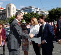 Su Majestad el Rey recibe el saludo del presidente del Cabildo Insular de Tenerife, Carlos Enrique Alonso