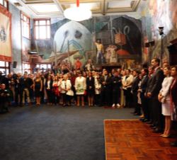 Sus Majestades los Reyes en el Salón Noble durante la proyección de un video del proyecto 