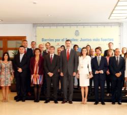 Fotografía de grupo de Sus Majestades los Reyes con los promotores del proyecto